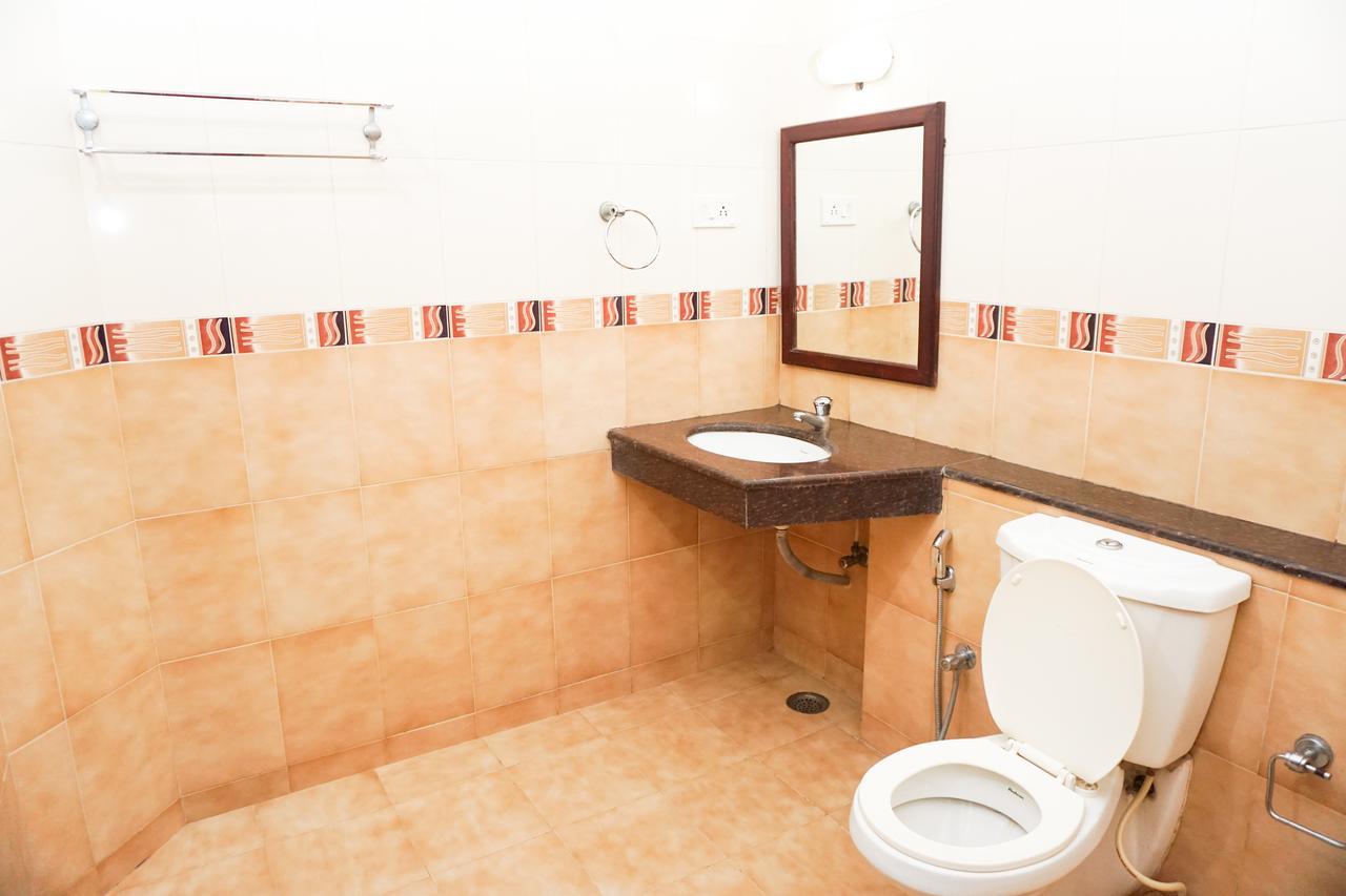 Keerthi Hotel Thiruvananthapuram Bagian luar foto