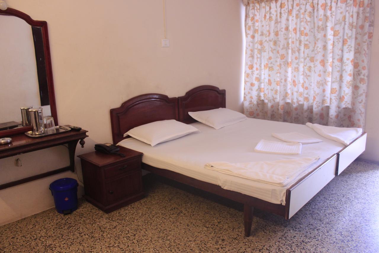 Keerthi Hotel Thiruvananthapuram Bagian luar foto